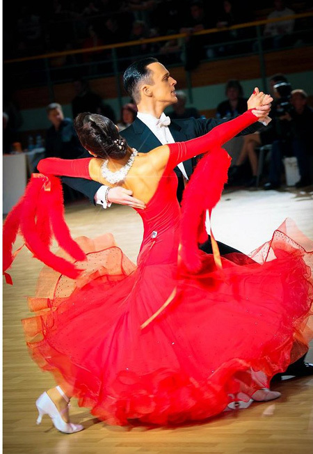 社交ダンス世界チャンピオンユリア着用EM製真っ赤なスタンダードドレス