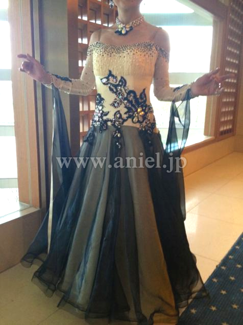 M2088・アイボリーホワイト&黒