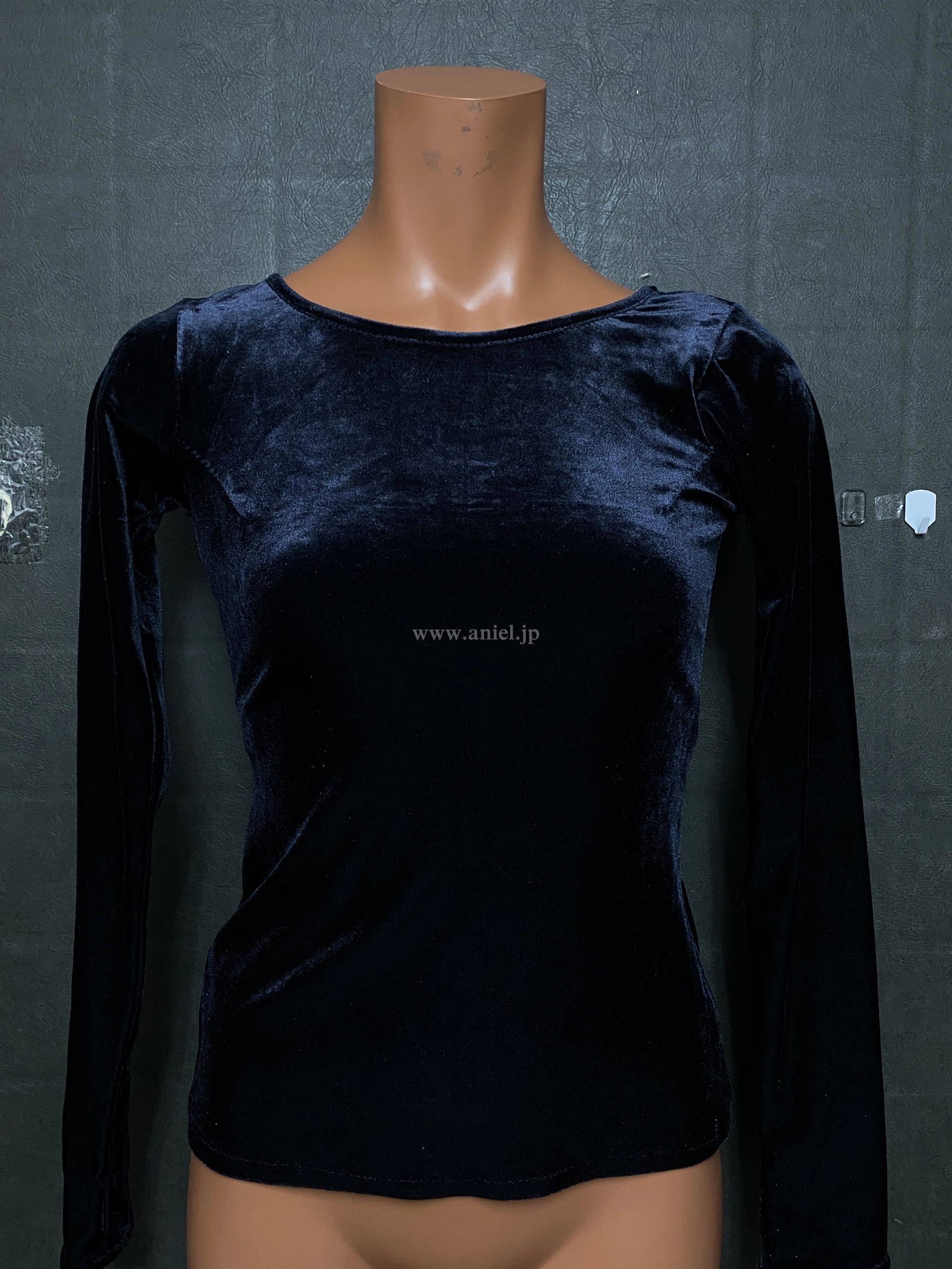 【EM】黒ベルベットトップス【中古】