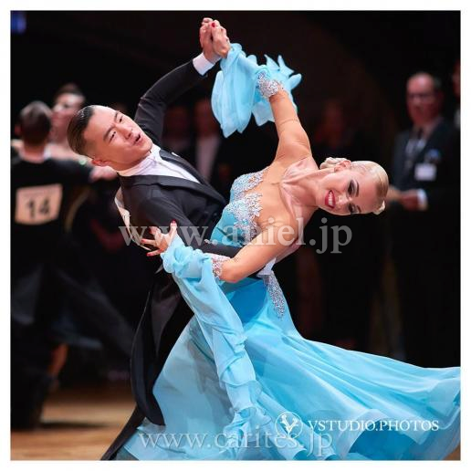 M7413・【Abraham Martinez】ライトブルー&ホワイト【アナスタシア着用】