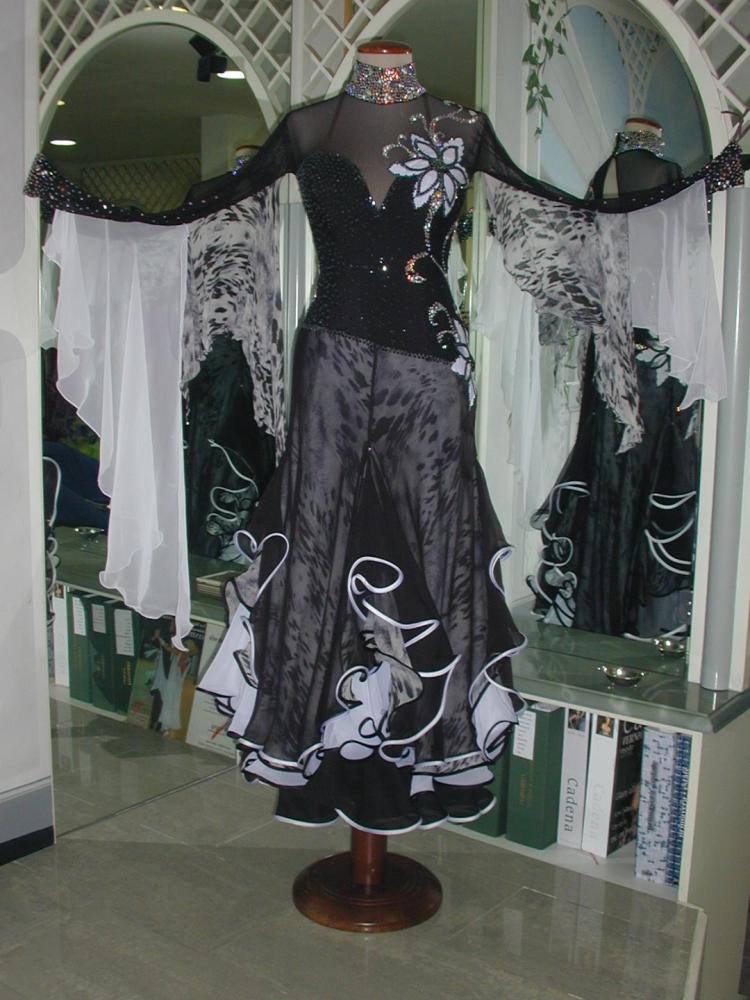 M797・黒&白・18万5千円